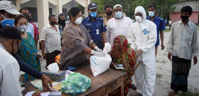 নড়াইলের কলোড়ায় ক্ষতিগ্রস্থদের মাঝে জেলা প্রশাসনের খাদ্যসামগ্রী বিতরণ