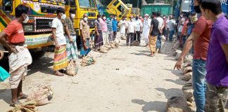 নড়াইলে ট্রাকশ্রমিকদের মাঝে খাদ্যসামগ্রী বিতরণ