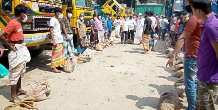 নড়াইলে ট্রাকশ্রমিকদের মাঝে খাদ্যসামগ্রী বিতরণ