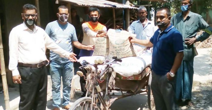 নড়াইলের কালিয়ায় কৃষি বিভাগ ধানবীজ ও সার কৃষকদের বাড়িতে পৌঁছে দিচ্ছে