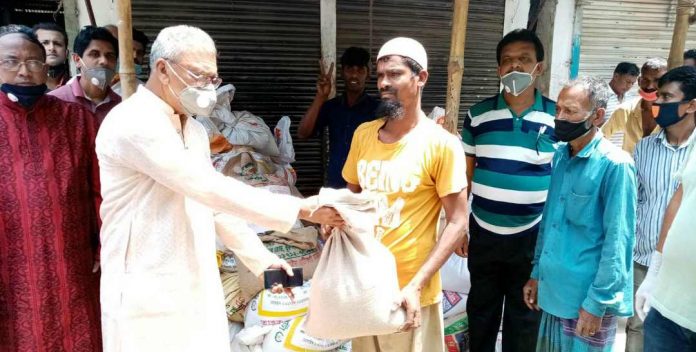 নড়াইলের কালিয়ায় জেলা বিএনপির সভাপতি বিশ্বাস জাহাঙ্গীর আলমের পক্ষে ত্রাণ বিতরণ