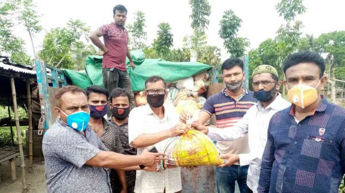 নড়াইলের সদর উপজেলার ৭ শত পরিবারকে ত্রাণ দিলেন জেলা বিএনপির সভাপতি