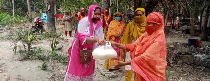 নড়াইলে করোনা পরিস্থিতি মোকাবিলায় খাদ্যসামগ্রী বিতরণ