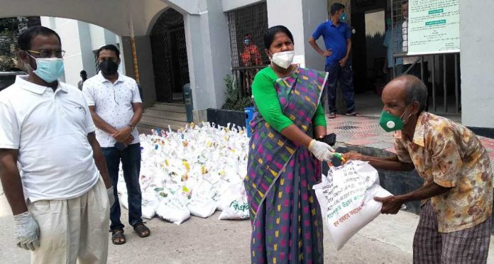 নড়াইলে কৃষিবিদ ইনষ্টিটিউশন উৎসবের টাকা দিয়ে ১৬০ পরিবারকে খাদ্য সহায়তা ও বীজ বিতরণ