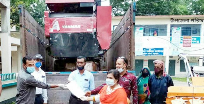 নড়াইলে ধান কা*টতে একর প্রতি খরচ প্রায় সাড়ে ৬ হাজার টাকা, সময় লাগবে একঘণ্টা