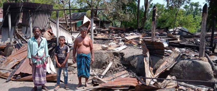 নড়াইলে অগ্নিকাণ্ডে ৩টি পরিবারের ৬টি বাড়ি ভ*স্মী*ভূত, ৭ লাখ টাকার ক্ষতি