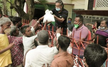 নড়াইল জেলা আ'লীগের সভাপতি ও তার সহধর্মিণীর ঈদ উপহার ও খাদ্য সামগ্রী প্রদান