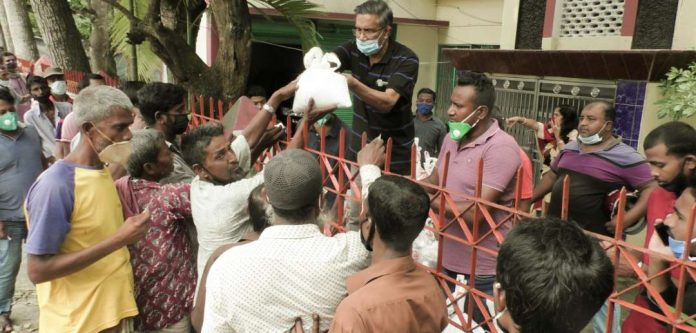 নড়াইল জেলা আ'লীগের সভাপতি ও তার সহধর্মিণীর ঈদ উপহার ও খাদ্য সামগ্রী প্রদান