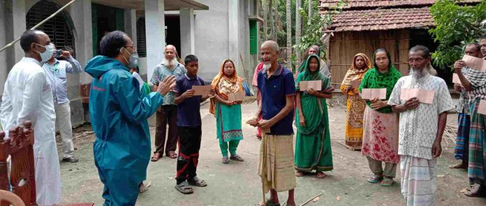 নড়াইলে করোনা মোকাবিলায় দুস্থদের পাশে দুদক কমিশনার আমিনুল ইসলাম