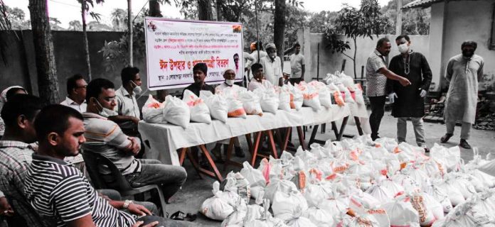 নড়াইলে বিএনপি নেতা কাফির নিজস্ব তহবিল থেকে ৩০০ পরিবারের মাঝে ঈদ সামগ্রী প্রদান