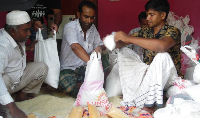 নড়াইলের আম্ফানে ক্ষ*তিগ্র*স্থ ও করোনায় কর্মহীন হয়ে পড়া ৩০০ পরিবারের মাঝে ঈদসামগ্রী প্রদান