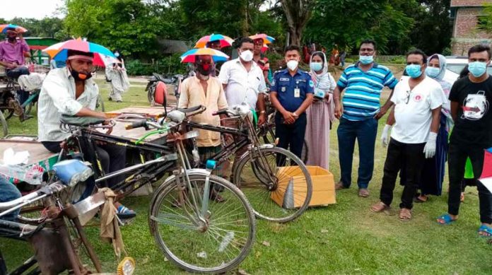 নড়াইলে ১শ' ইজি ভ্যান চালকদের মাঝে ছাতা, মাস্ক ও স্যানিটাইজার বিতরণ