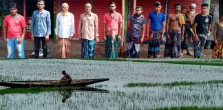 নড়াইলে স্লুইচগেট খুলে লবন পানি ঢো'কানোর প্রতিবাদে মানববন্ধন