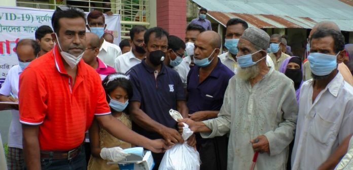 নড়াইলে করোনা পরিস্থিতিতে কর্মহীন মানুষের মাঝে খাদ্য সামগ্রী ও মাস্ক বিতরণ