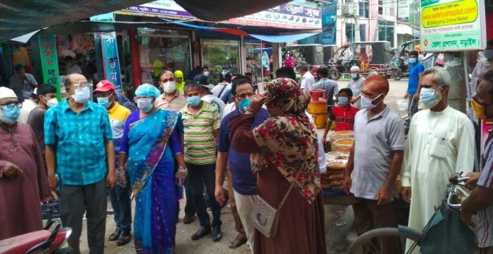 নড়াইলে রেড ক্রিসেন্টের পক্ষে সচেতনতামূলক প্রচার এবং মাস্ত বিতরণ