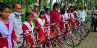 নড়াইলের গু'য়াখোলা মাধ্যমিক বিদ্যালয়ের ১০জন মেধাবী ছাত্রী পেলো ‘বাই-সাইকেল