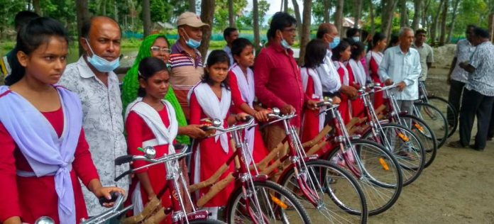 নড়াইলের গু'য়াখোলা মাধ্যমিক বিদ্যালয়ের ১০জন মেধাবী ছাত্রী পেলো ‘বাই-সাইকেল