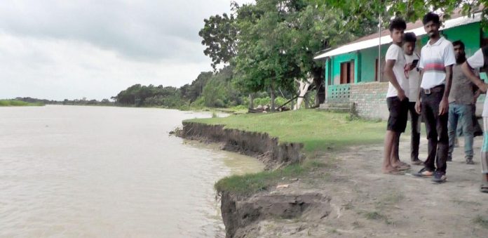 নড়াইলের লোহাগড়ায় পিঃ চরসুচাইল বিদ্যালয়টি নদীগ*র্ভে বি*লীন হওয়ার সম্ভাবনা