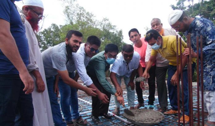 নড়াইলে জেলা রেজিষ্ট্রি অফিসের জামে মসজিদের ছাঁদ ঢালাইয়ের উদ্বোধন