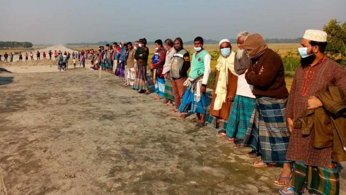 ফসলী মাঠে যাওয়ার রাস্তা ব'ন্ধ করে রেল লাইনের কাজ করায় নড়াইলে প্রতিবা'দ