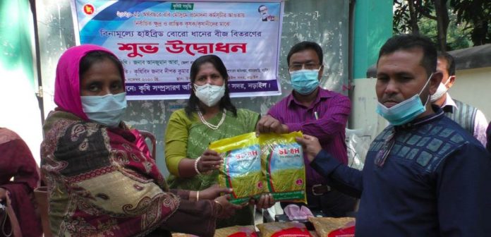 নড়াইলে বিনামূল্যে কৃষকদের মধ্যে ধানের বী'জ বিত'রণ