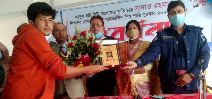 আন্তর্জাতিক শি'শু শান্তি পুরস্কারপ্রাপ্ত সাদাতকে নড়াইল সিটি কলেজের সংবর্ধনা