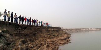 নড়াইলের মাকড়াইলে নদী ভা'ঙন প্রতিরো'ধের দা'বিতে মা'ন'ববন্ধন অনুষ্ঠিত