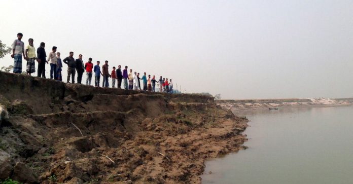 নড়াইলের মাকড়াইলে নদী ভা'ঙন প্রতিরো'ধের দা'বিতে মা'ন'ববন্ধন অনুষ্ঠিত