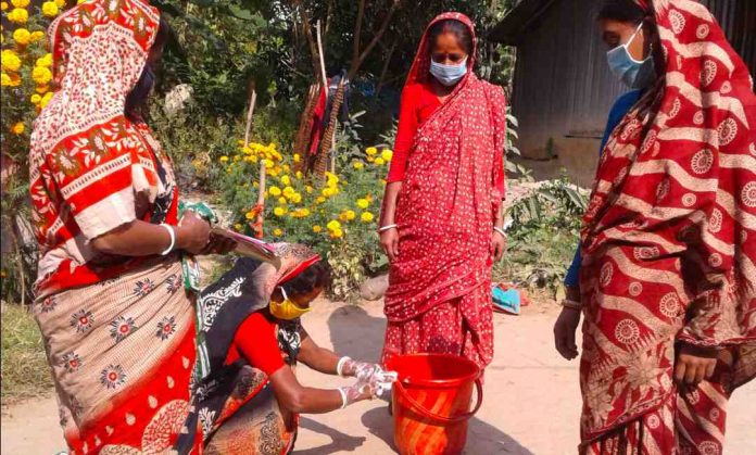 নড়াইলের কালিয়ায় করোনাকালে হাত ধোঁয়া সার্ভিস ক্যাম্পেইনসহ সুরক্ষা সামগ্রী বিতরণ