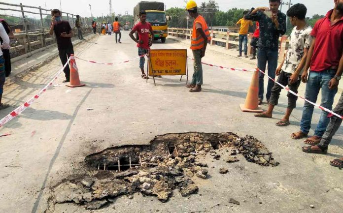 নড়াইল-ঢাকা আঞ্চলিক মহাসড়কে তুলারামপুর সেতুর স্লাব ভেঙ্গে ভারী চলাচল বন্ধ