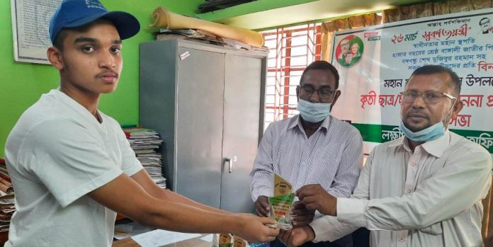 নড়াইলের লোহাগড়ায় স্বাধীনতা দিবসে কৃতি শিক্ষার্থীদের নগদ টাকা ও ক্রেস্ট প্রদান