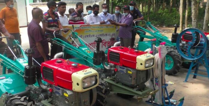 নড়াইলে ৭০ভাগ ভর্তুকিতে কৃষকদের মাঝে ২২ লক্ষ টাকার আধুনিক কৃষি যন্ত্রপাতি বিতরণ