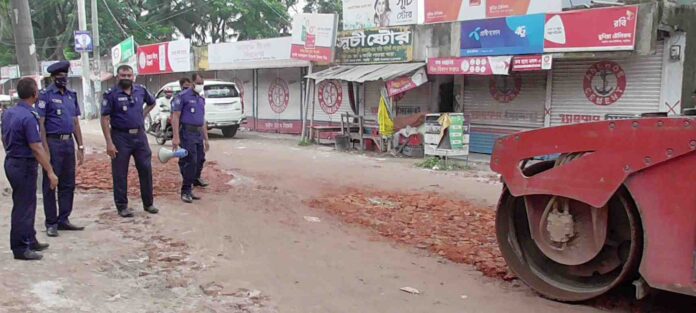 নড়াইলে জনভোগান্তী লাঘবে কর্দমাক্ত, ভাঙ্গা রাস্তা সংস্কারের ব্যতিক্রমী উদ্যোগ নিলো পুলিশ