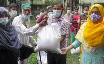 নড়াইলে ৩৩৩ নম্বরে ফ্রি কল করে ৮০জন অসহায় মানুষ পেলেন খাদ্য সহায়তা