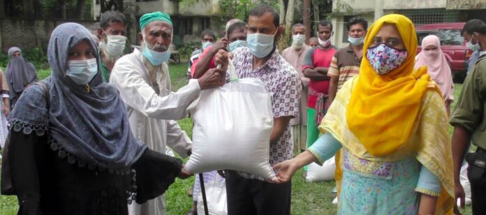 নড়াইলে ৩৩৩ নম্বরে ফ্রি কল করে ৮০জন অসহায় মানুষ পেলেন খাদ্য সহায়তা