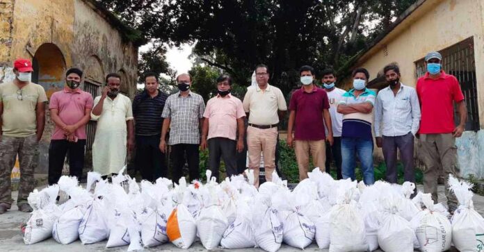 নড়াইলে সাংস্কৃতিক সংগঠনের শিল্পী ও কলাকুশলীদেরকে খাদ্য সহায়তা