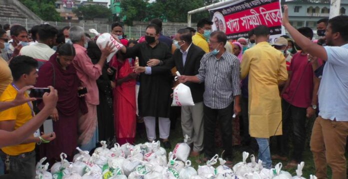 জাতীয় শোক দিবস উপলক্ষে নড়াইল জেলা আওয়ামী লীগের খাদ্য সামগ্রী বিতরণ