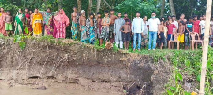 নড়াইলে নবগঙ্গা নদী ভাঙ্গণঃ ‘ভয়ে রাতি ঘুমাতি পারি না’