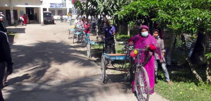 ভ্যানগাড়ী পেলো নড়াইলের ১৫টি হতদরিদ্র পরিবার