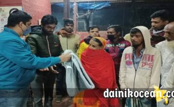 রাতে ঘুরে ঘুরে শীতার্তদের কম্বল দিলেন ইউএনও হাসান মারুফ গৌরীপুর (ময়মনসিংহ) প্রতিনিধি ময়মনসিংহের গৌরীপুরে রাতে ঘুরে ঘুরে অসহায়, দুস্থ ও ছিন্নমূল মানুষের গায়ে কম্বল জড়িয়ে দিলেন উপজেলা নির্বাহী অফিসার হাসান মারুফ। সোমবার (১০ জানুয়ারী) রাত ১১টায় গৌরীপুর রেল স্টেশন এলাকায় তিনি এ কম্বল বিতরণ করেন। এসময় উপস্থিত ছিলেন গৌরীপুর প্রেসক্লাবের সদস্য সচিব মশিউর রহমান কাউসার, সাংবাদিক ঐক্য ফোরামের সাধারণ সম্পাদক ফারুক আহাম্মদ, উপজেলা ছাত্রলীগের সাবেক সাধারণ সম্পাদক ইমতিয়াজ সুলতান জনি, পৌর স্বেচ্ছাসেবলীগের যুগ্ম আহবায়ক দিদারুল আলম, সাবেক ছাত্রলীগ নেতা রাসেল, সোহাগ, রনি, হৃদয় প্রমুখ। উপজেলা নির্বাহী অফিসার হাসান মারুফ জানান, শীতার্ত মানুষের মাঝে সরকারের এ কম্বল বিতরণ কর্মসূচী অব্যাহত থাকবে।