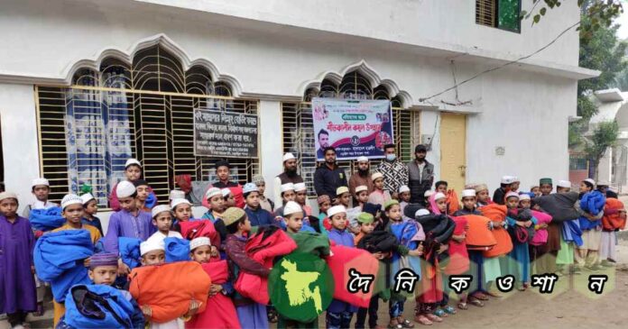 নড়াইলে এতিম শিশুদের মাঝে মাশরাফীর দেয়া কম্বল বিতরণ