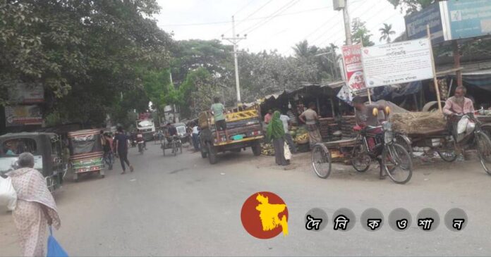 লোহাগড়ায় মহাসড়কের উপর হাট-বাজার ও ইজিবাইক-টেম্পু স্ট্যান্ড