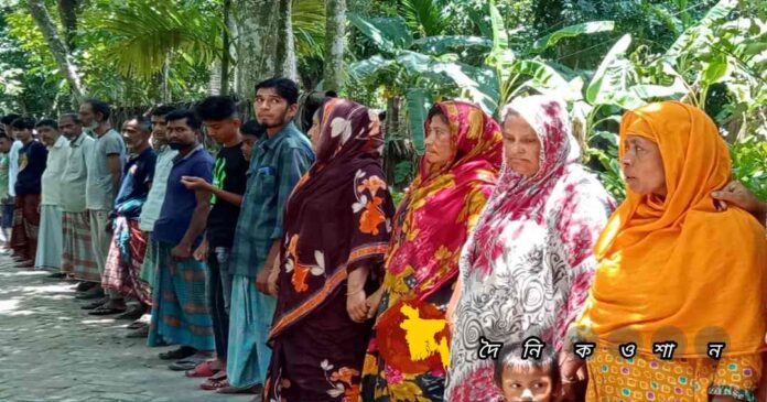 কালিয়ায় রাস্তা নির্মাণের প্রতিবাদে মানববন্ধন
