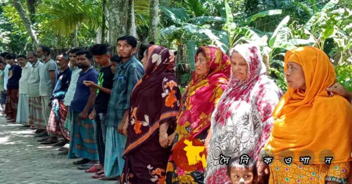 কালিয়ায় রাস্তা নির্মাণের প্রতিবাদে মানববন্ধন