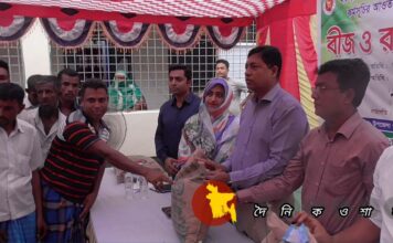 নড়াইলে ক্ষুদ্র ও প্রান্তিক কৃষকদের মাঝে বিনামূল্যে ধানের বীজ ও রাসায়নিক সার বিতরণ