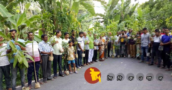 নড়াইলে মুক্তিযুদ্ধকে স্মরণ করে সড়কে ১৯৭১টি, ওয়ার্ডে ৭১টি করে গাছ লাগাচ্ছেন ইউপি চেয়ার