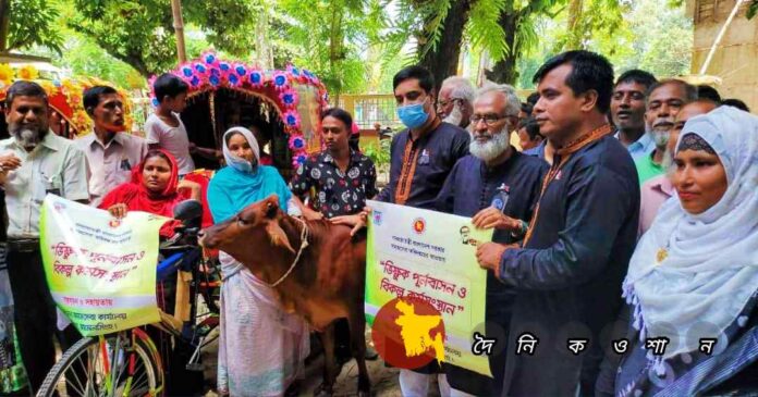 গৌরীপুরে শোক দিবসে পাঁচ ভিক্ষুক পেলেন অটোরিক্সা ও গাভী