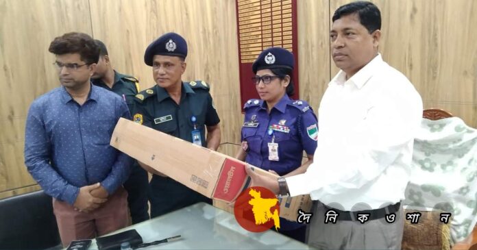 নড়াইল জেলা কারাগারে কয়েদিদের বিনোদনের জন্য দুটি টেলিভিশন উপহার প্রদান