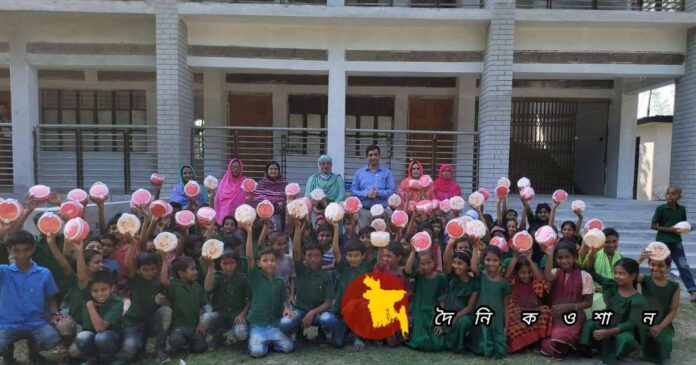 গৌরীপুরে শিশু শিক্ষার্থীদের টিফিন বক্স দিলেন ইউএনও