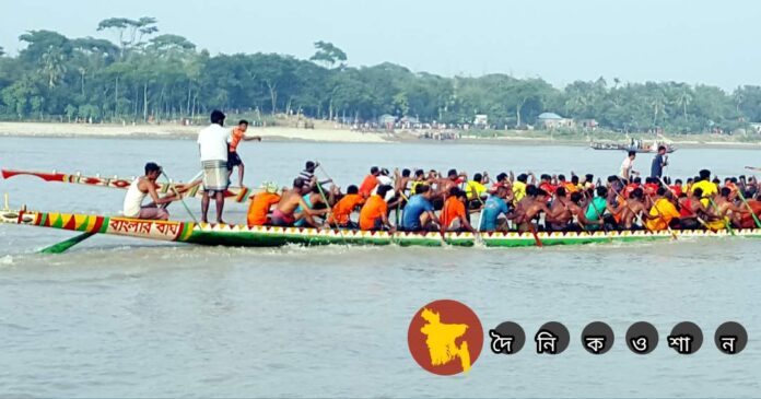 নৌকা বাইচ দেখতে নড়াইলের মধুমতি নদীর দুই পাড়ে দুই জেলার মানুষের উপচে পড়া ভীড়